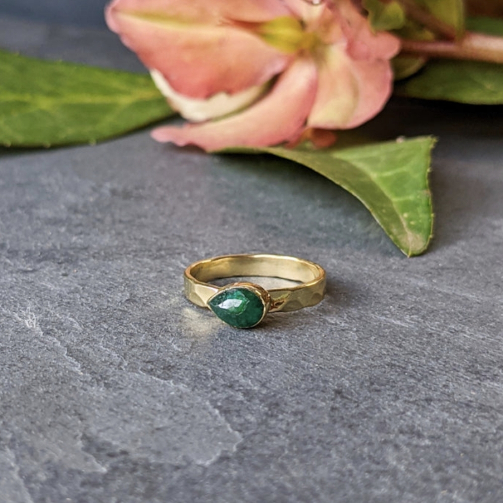 NWT Baizaar Teardrop Emerald Hammered Stacking Ring, Size 6.75